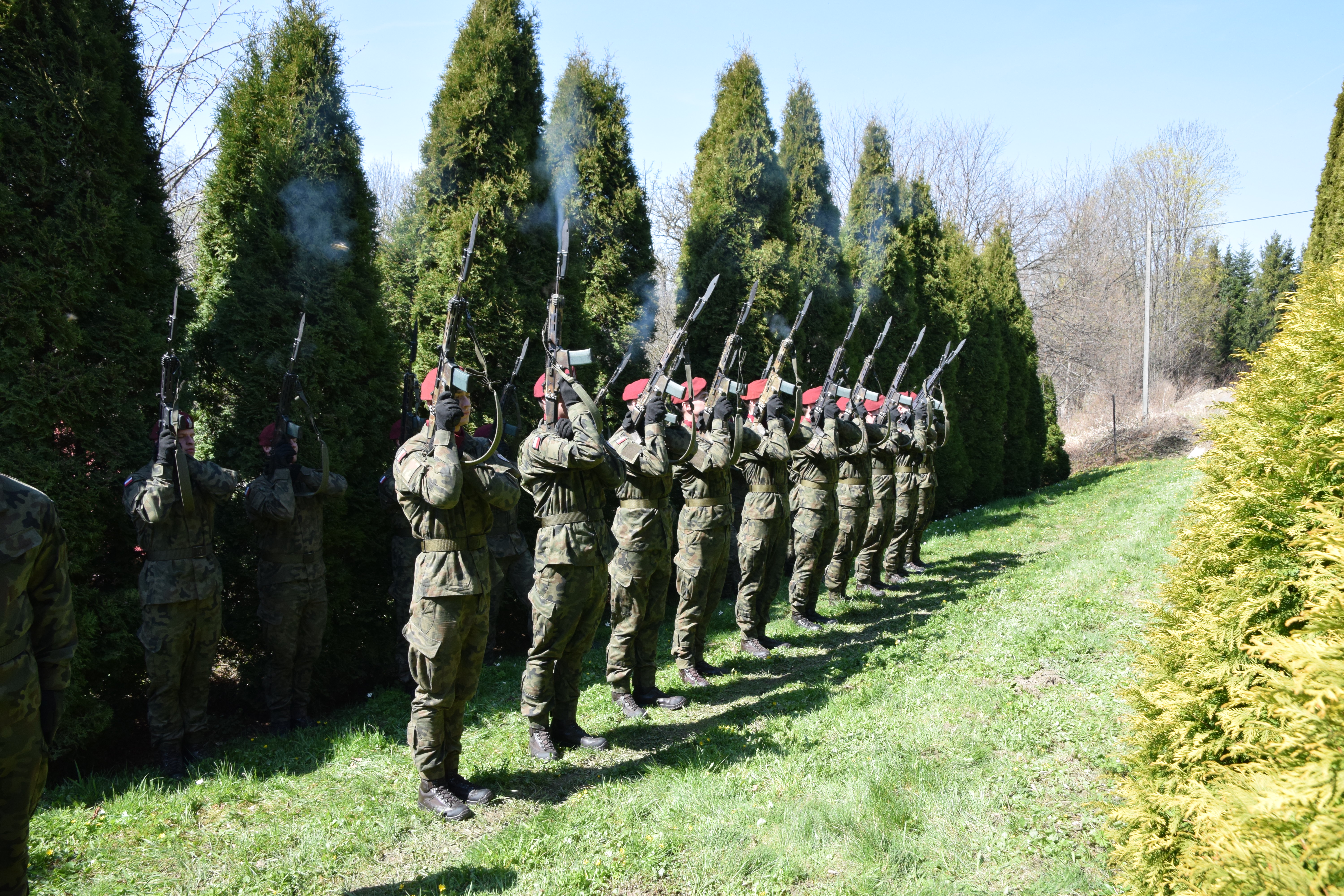 Żołnierze bielskiego batalionu oddają salwę honorową.