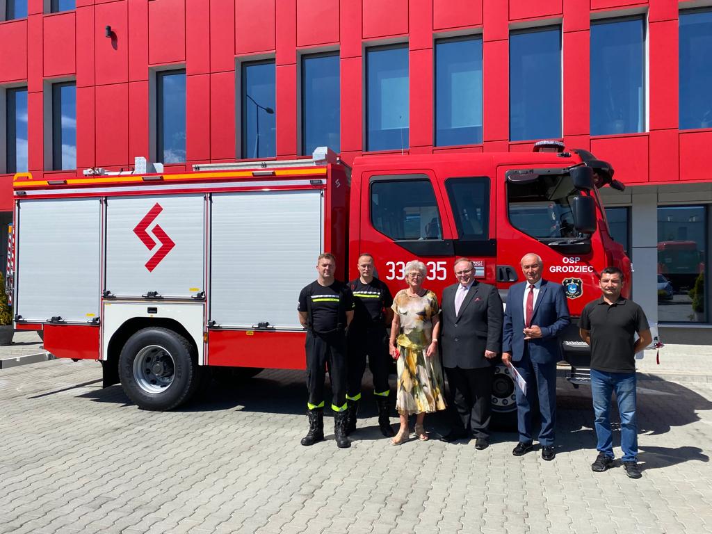 Na tle wozu strażackiego włodarz Gminy Jasienica, przedstawiciele OSP Grodziec, właściciel firmy Szczęśniak.