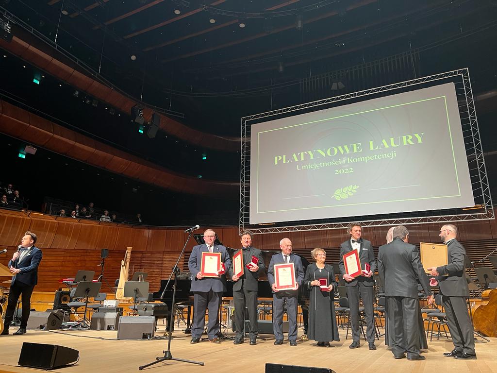 Wręcznie Laurów wyróżnionym osobą, które stoją w sali Narodowej Orkiestry Symfonicznej Polskiego Radia.