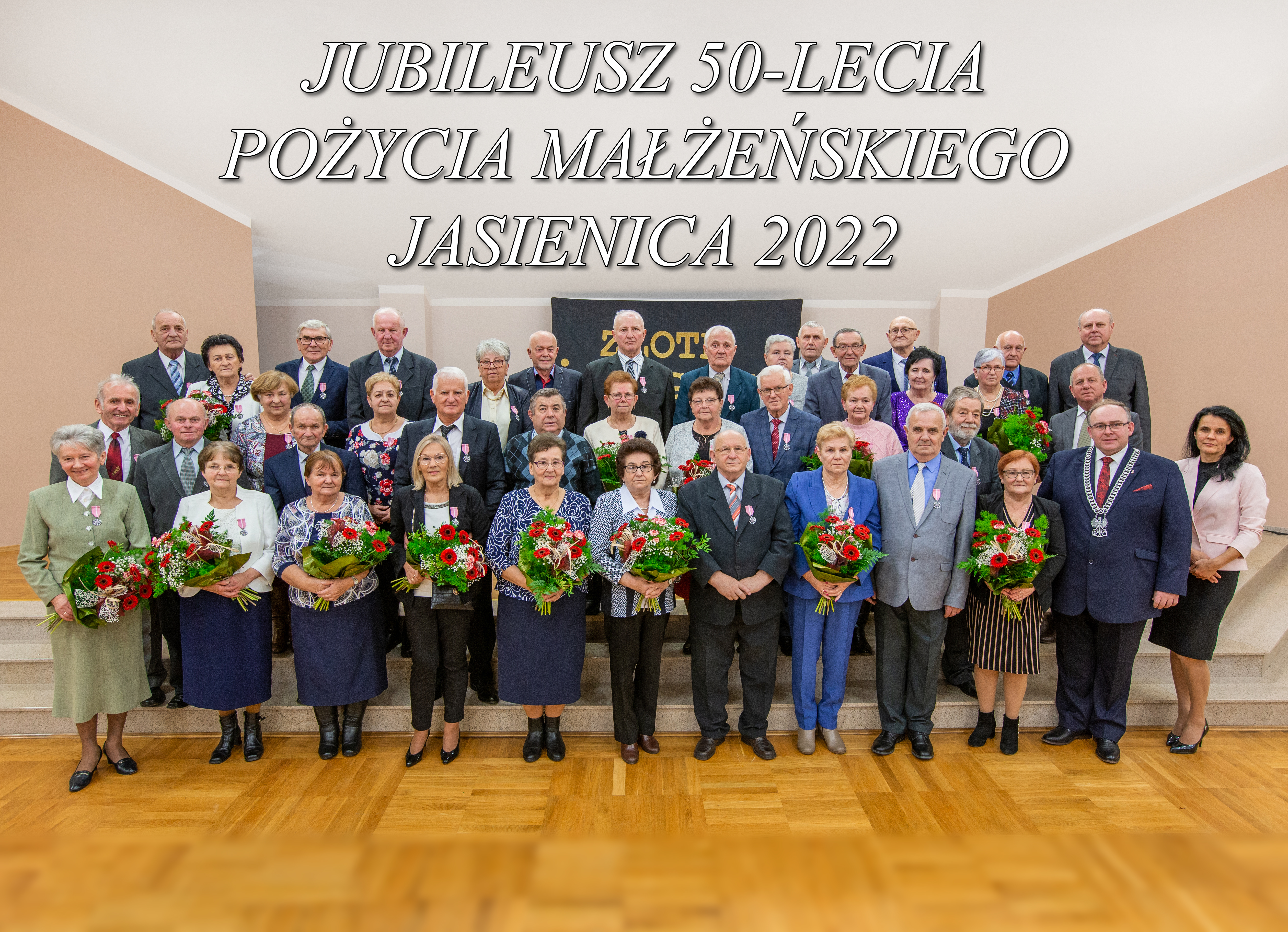 Pary małżeńskie uhonorowane medalami przyznanymi przez Prezydenta RP Andrzeja Dudę, które wręczył wójt Janusz Pierzyna.
