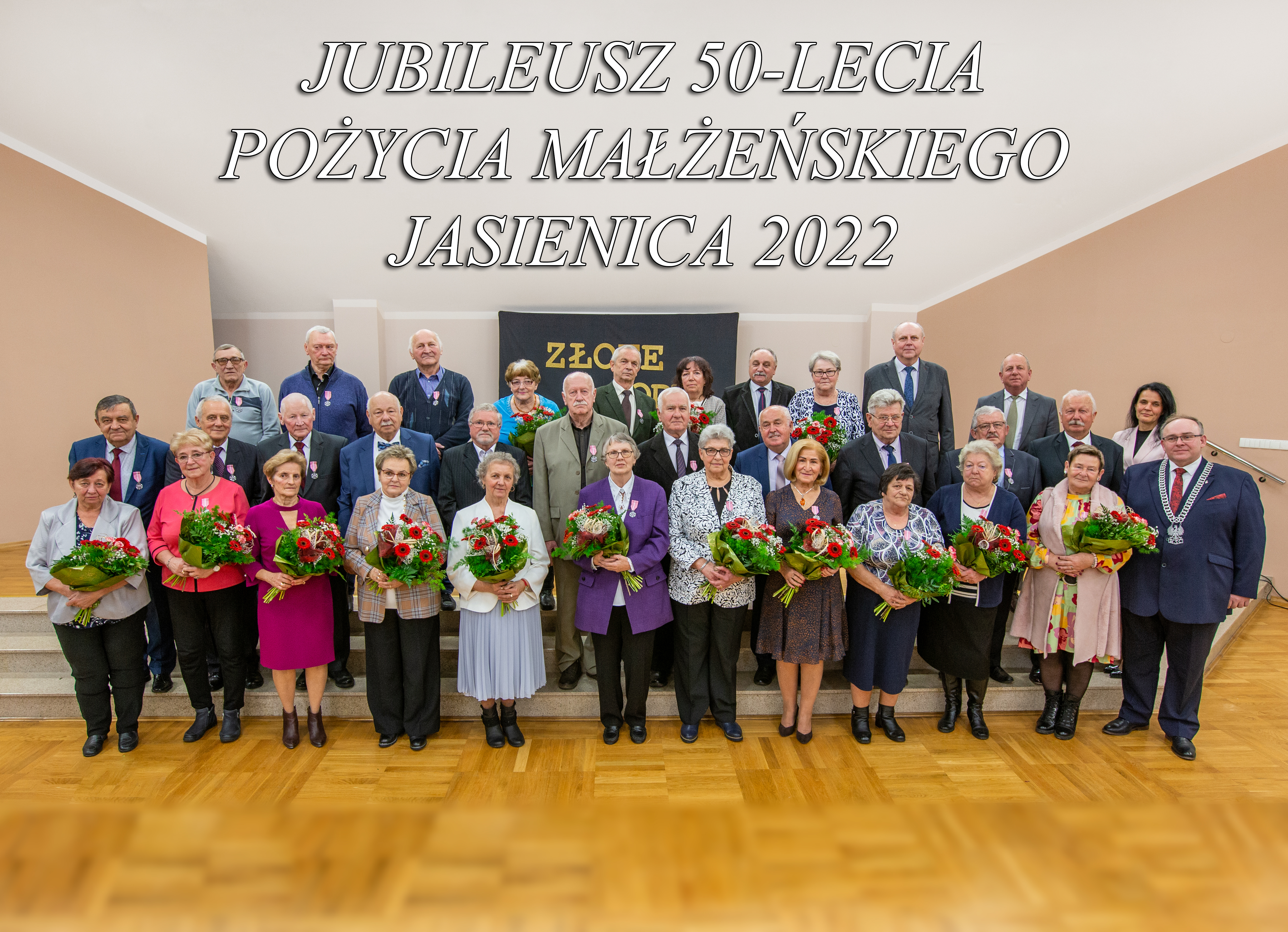 Pary małżeńskie uhonorowane medalami przyznanymi przez Prezydenta RP Andrzeja Dudę, które wręczył wójt Janusz Pierzyna.