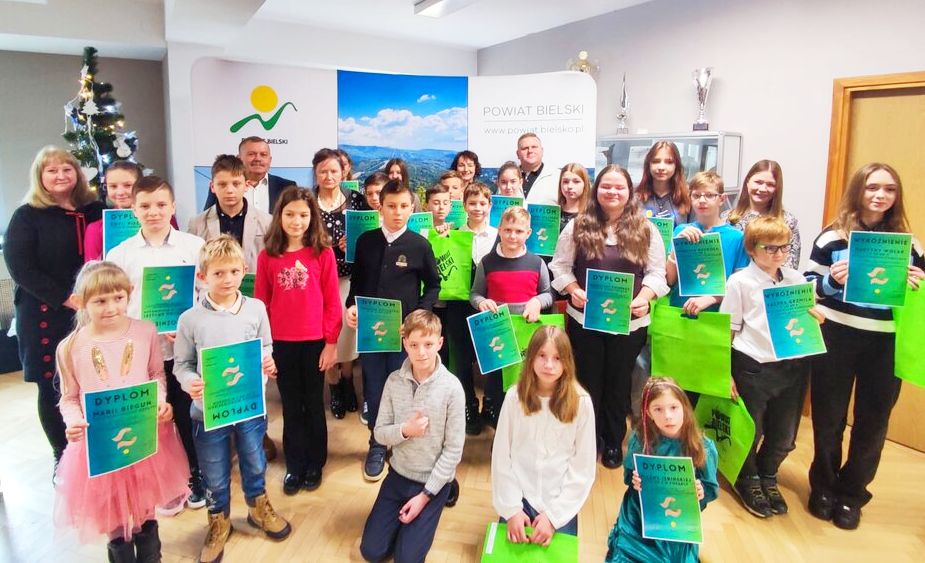 Dzieci i młodzież ze szkół w powiecie bielskim przystąpili do konkursu „Człowiek a środowisko”, a laureaci otrzymali nagrody w Starostwie Powiatowym w Bielsku-Białej.