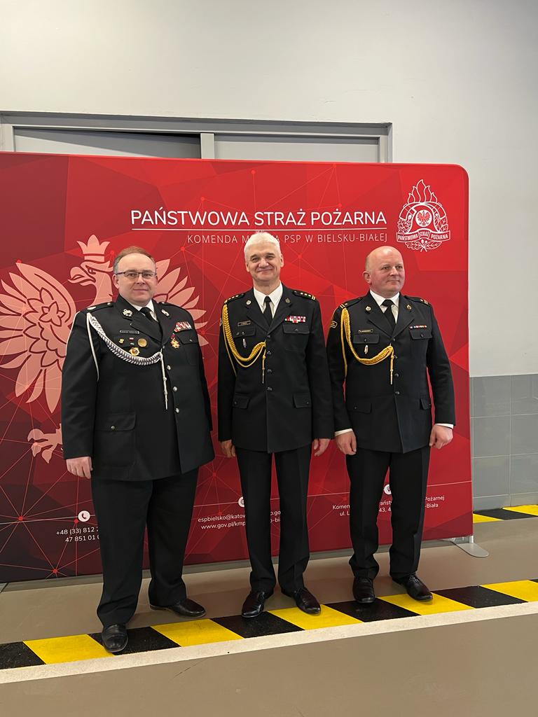Od lewej: wójt Janusz Pierzyna, st. bryg. Zbigniew Mizera, mł. bryg. Roman Marekwica.