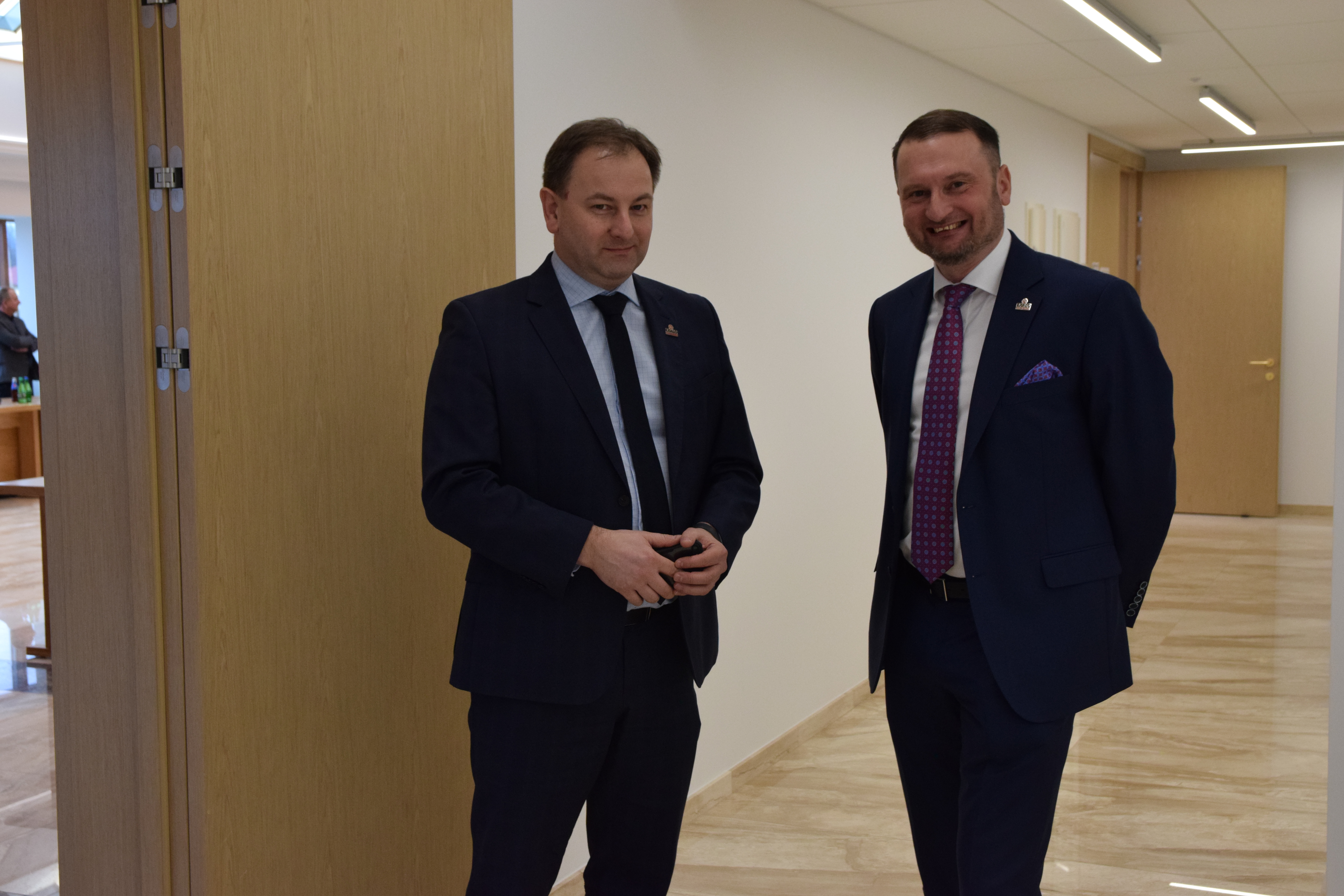 Od lewej strony dyrektor operacyjny Tomasz Wojtowicz oraz dyrektor departamentu sprzedaży firmy Exalo Drilling S.A.