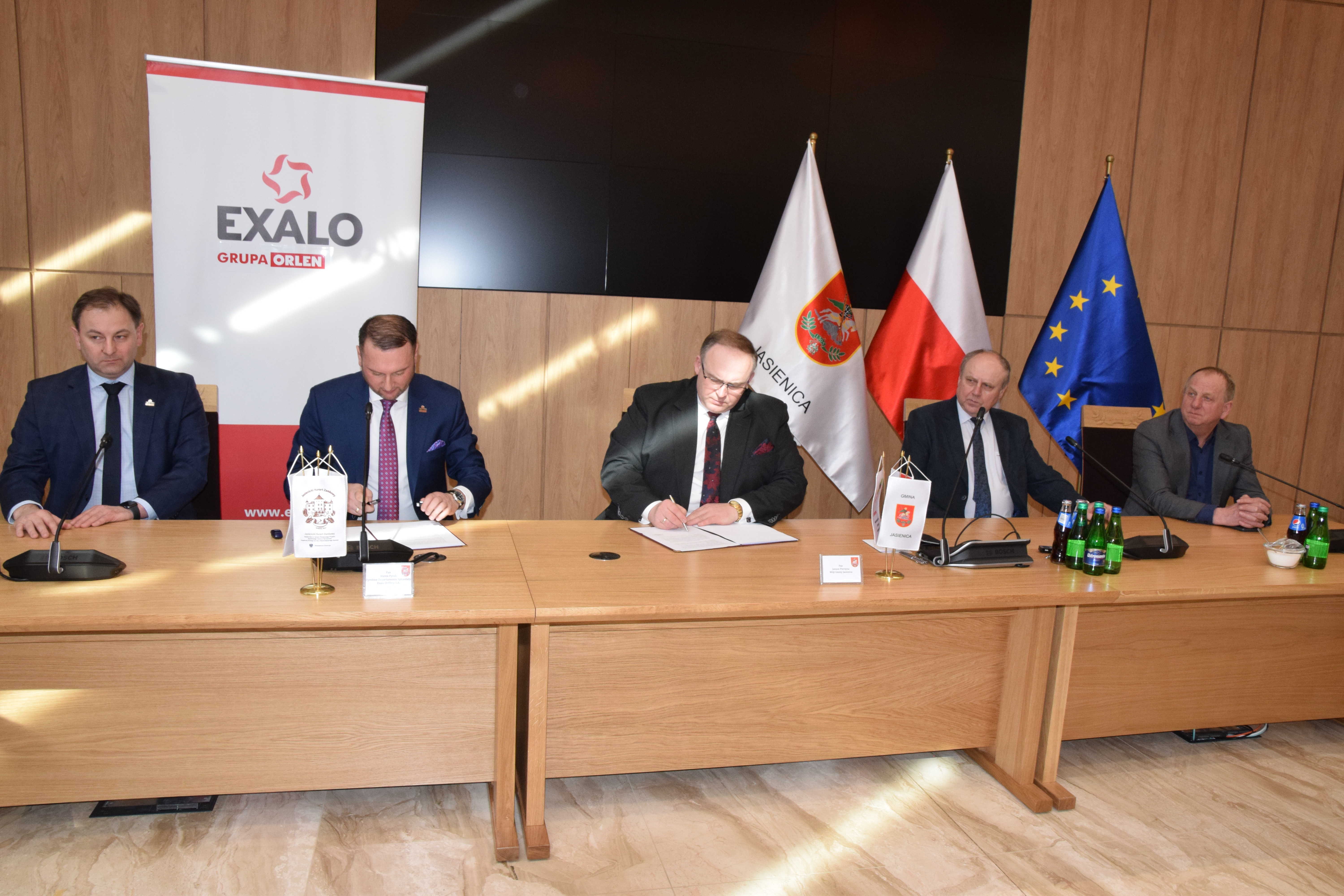 Podpisanie umowy przez Wójta Gminy Jasienica Janusza Pierzynę oraz dyrektora departamentu sprzedaży Exalo Drilling S.A Markiem Pyrek