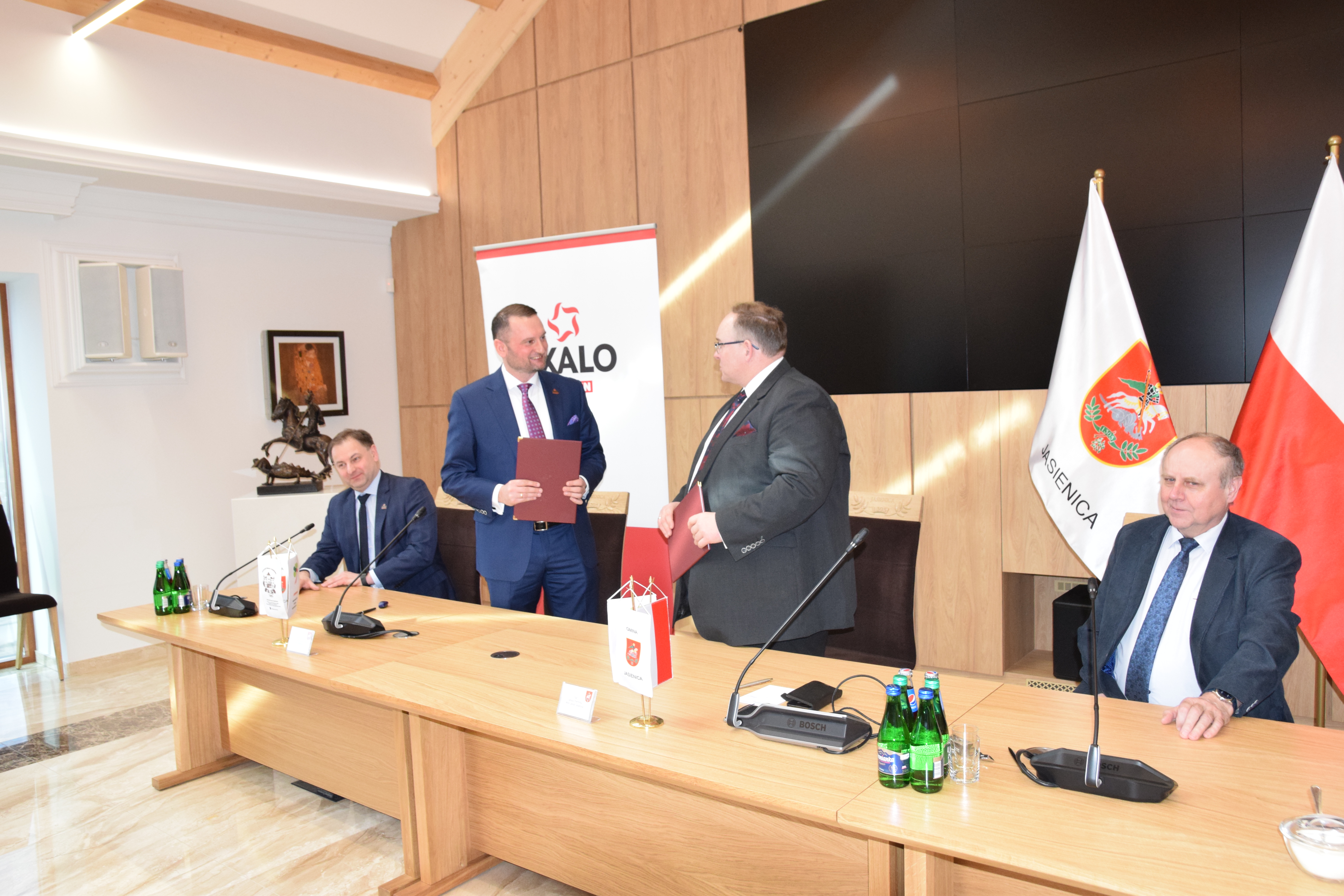 W środę 8 marca wójt gminy Jasienica Janusz Pierzyna i Marek Pyrek, dyrektor departamentu sprzedaży firmy Exalo Drilling S.A., podpisali umowę na wykonanie odwiertu wód geotermalnych w Grodźcu.