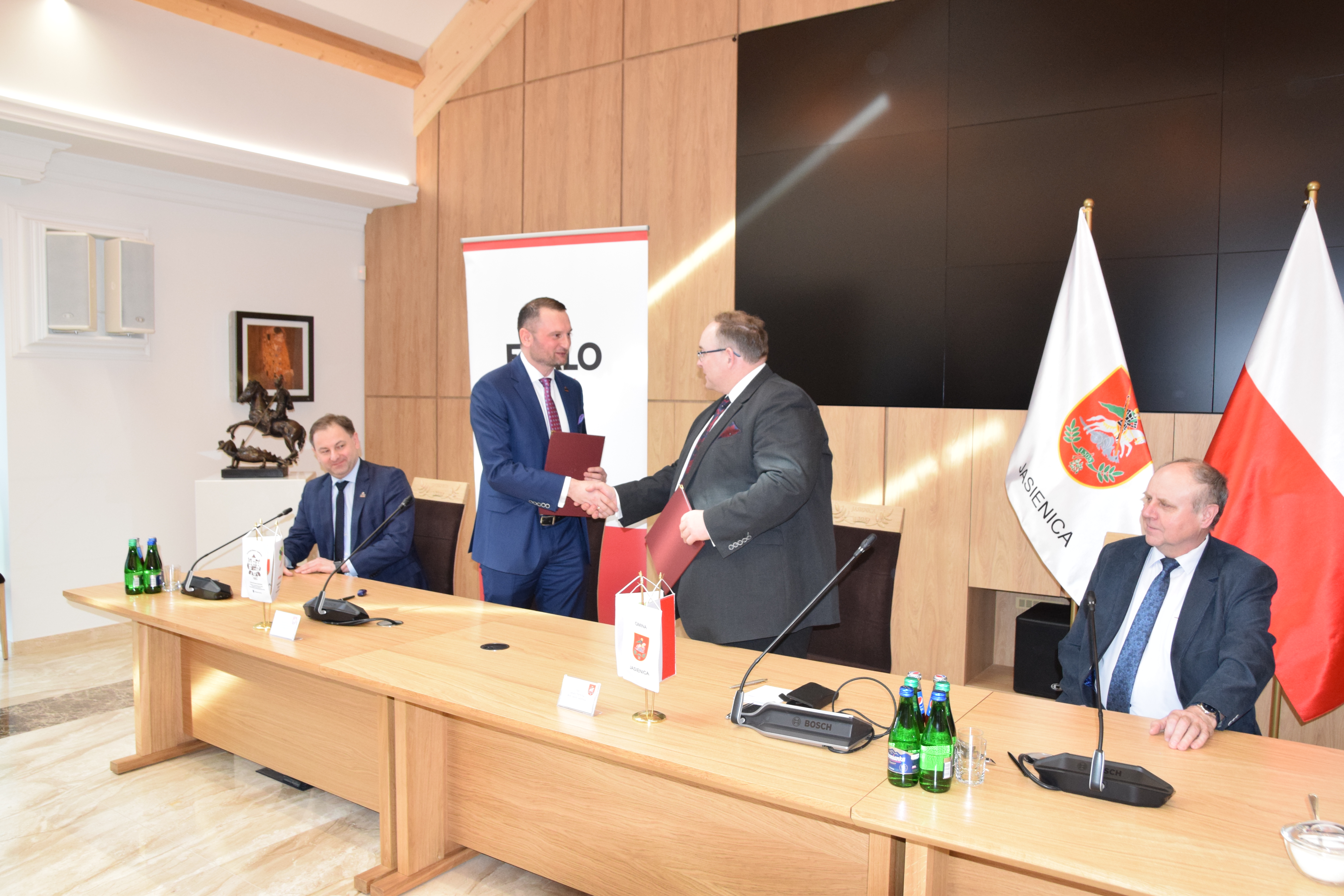 Podpisanie umowy przez Wójta Gminy Jasienica Janusza Pierzynę oraz dyrektora departamentu sprzedaży Exalo Drilling S.A Markiem Pyrek