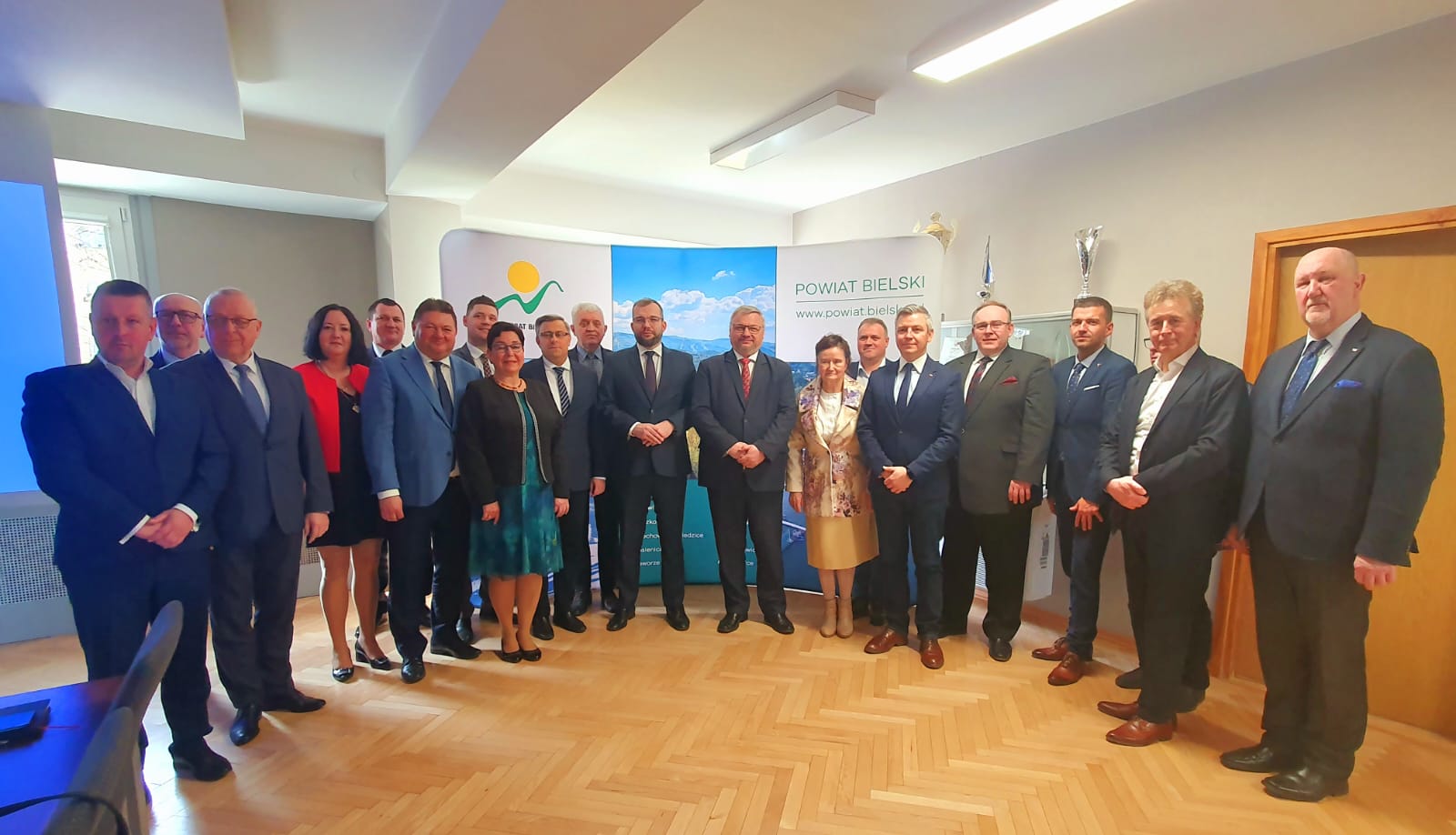 Grupowe zdjęcie samorządowców naszego regionu z posłami, ministrem i władzami województwa śląskiego.