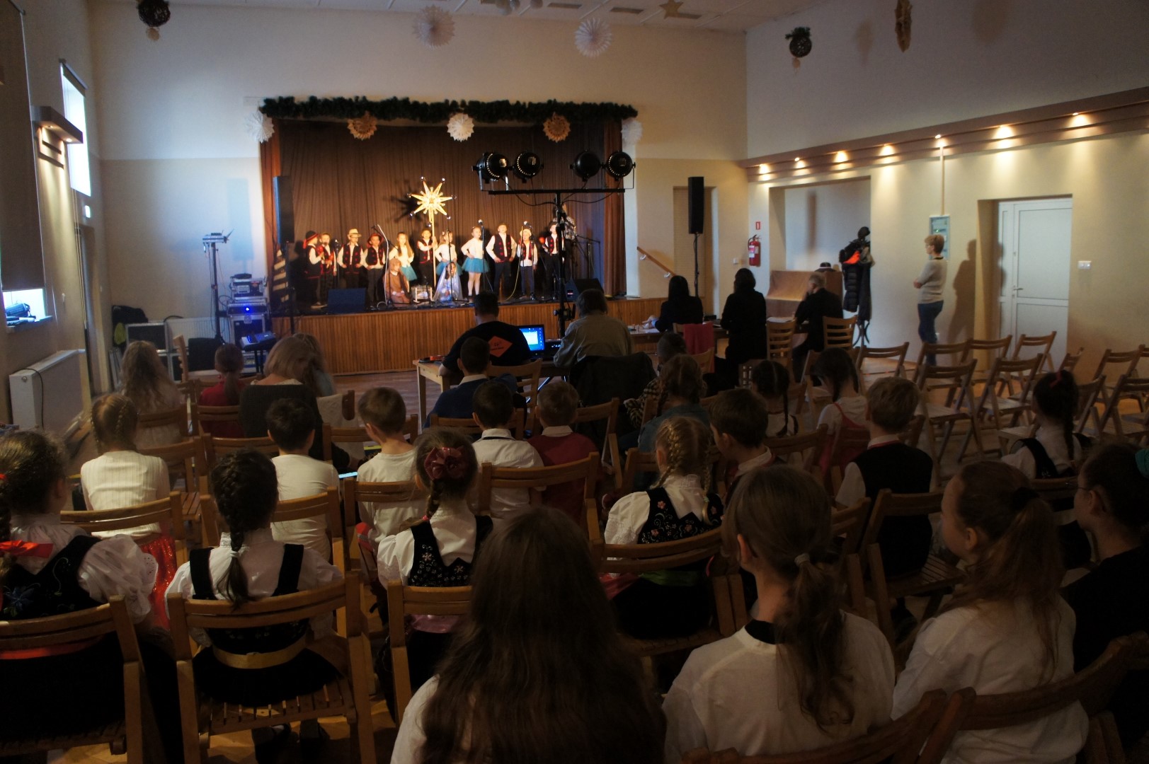 Zdjęcie z konkursu przedstawiające publiczność i występ uczestników.