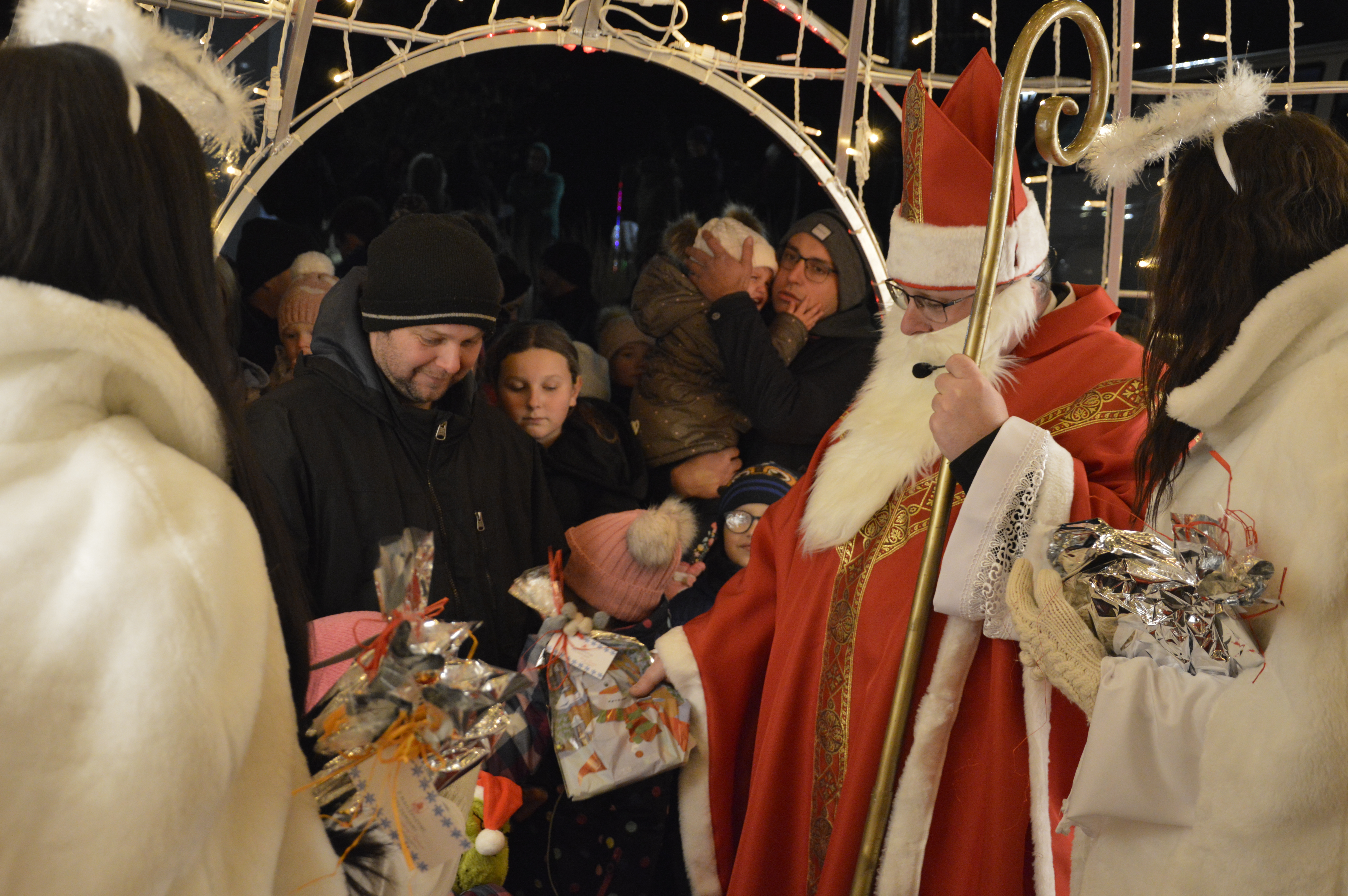 Św. Mikołaj rozdaje paczki dzieciom