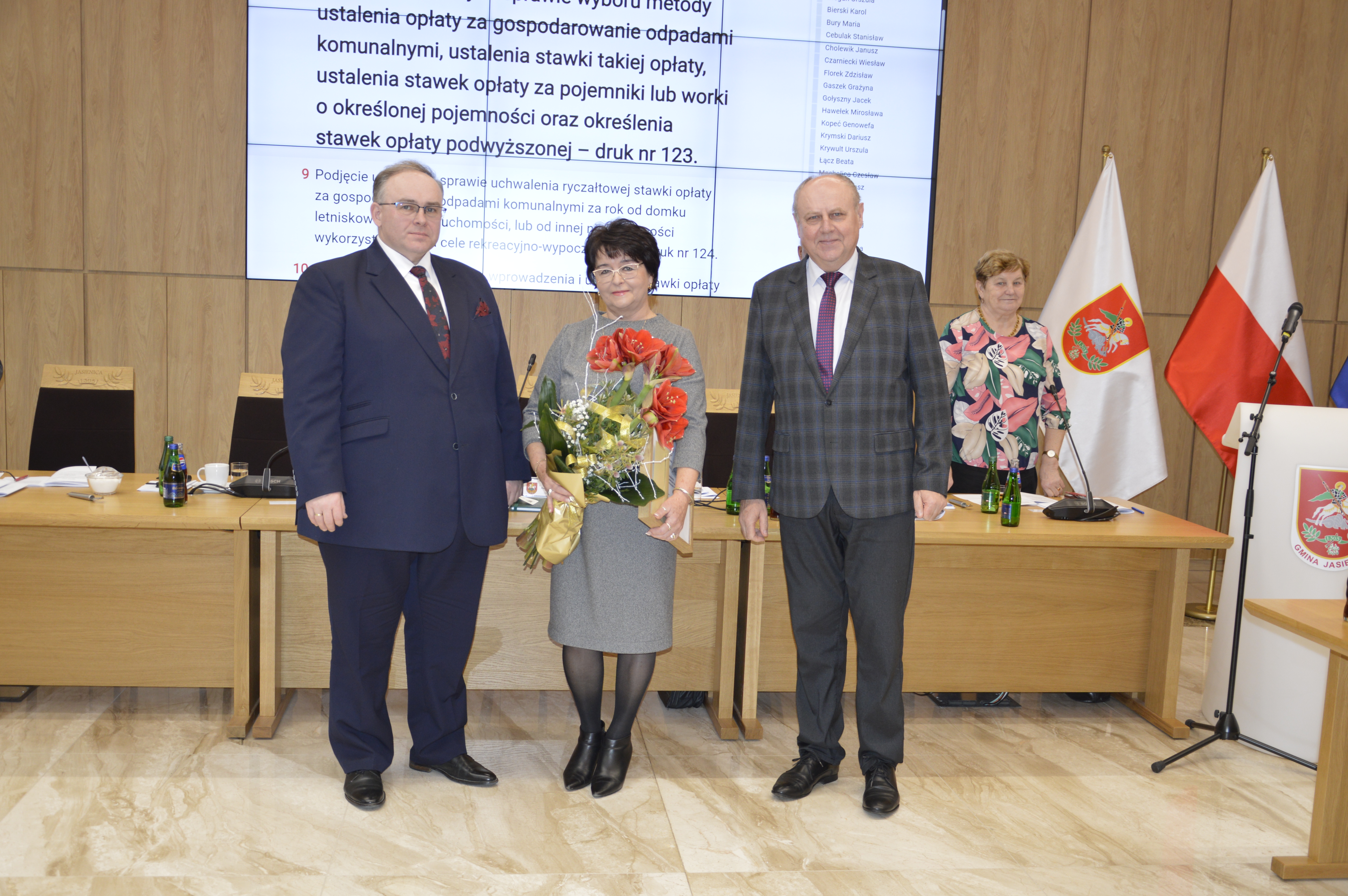 Na sali sesyjnej, od lewej: wójt Janusz Pierzyna, Urszula Bujok, przewodniczący rady gminy Czesław Machalica.