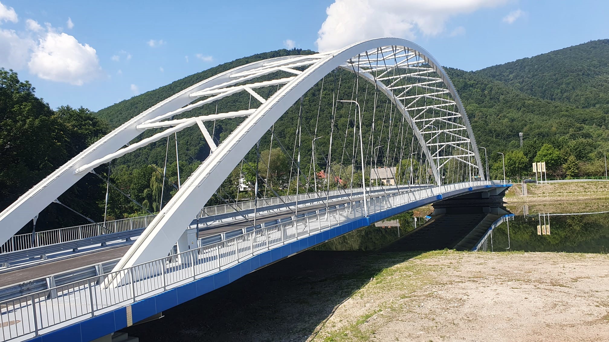 Nowy most na rzece Soła w centrum Porąbki.