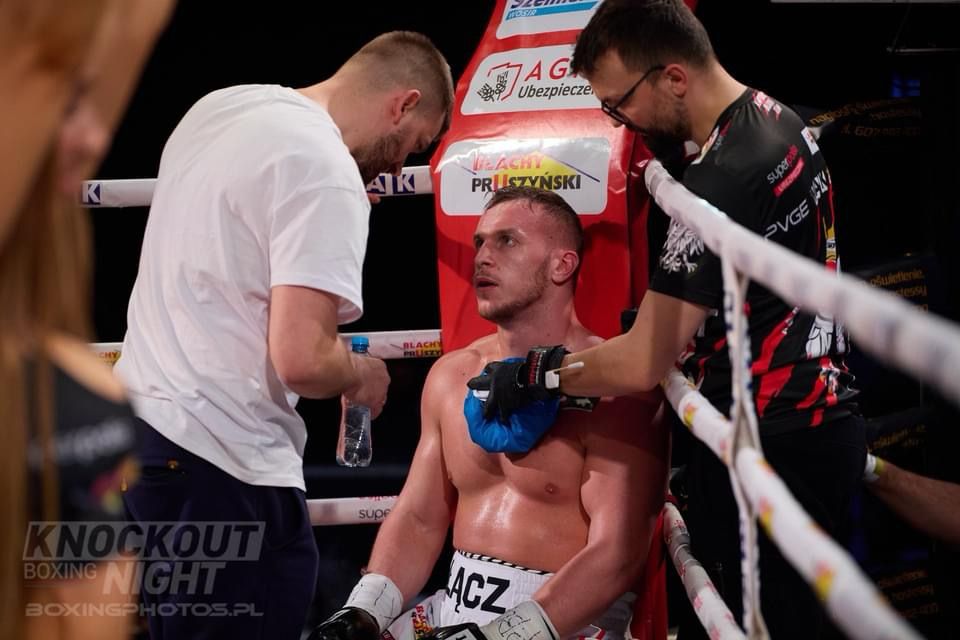 Zdjęcie z Gali Knockout Boxing Night 33 w Białymstoku, Piotr Łącz oraz sztab trenerski w przerwie.