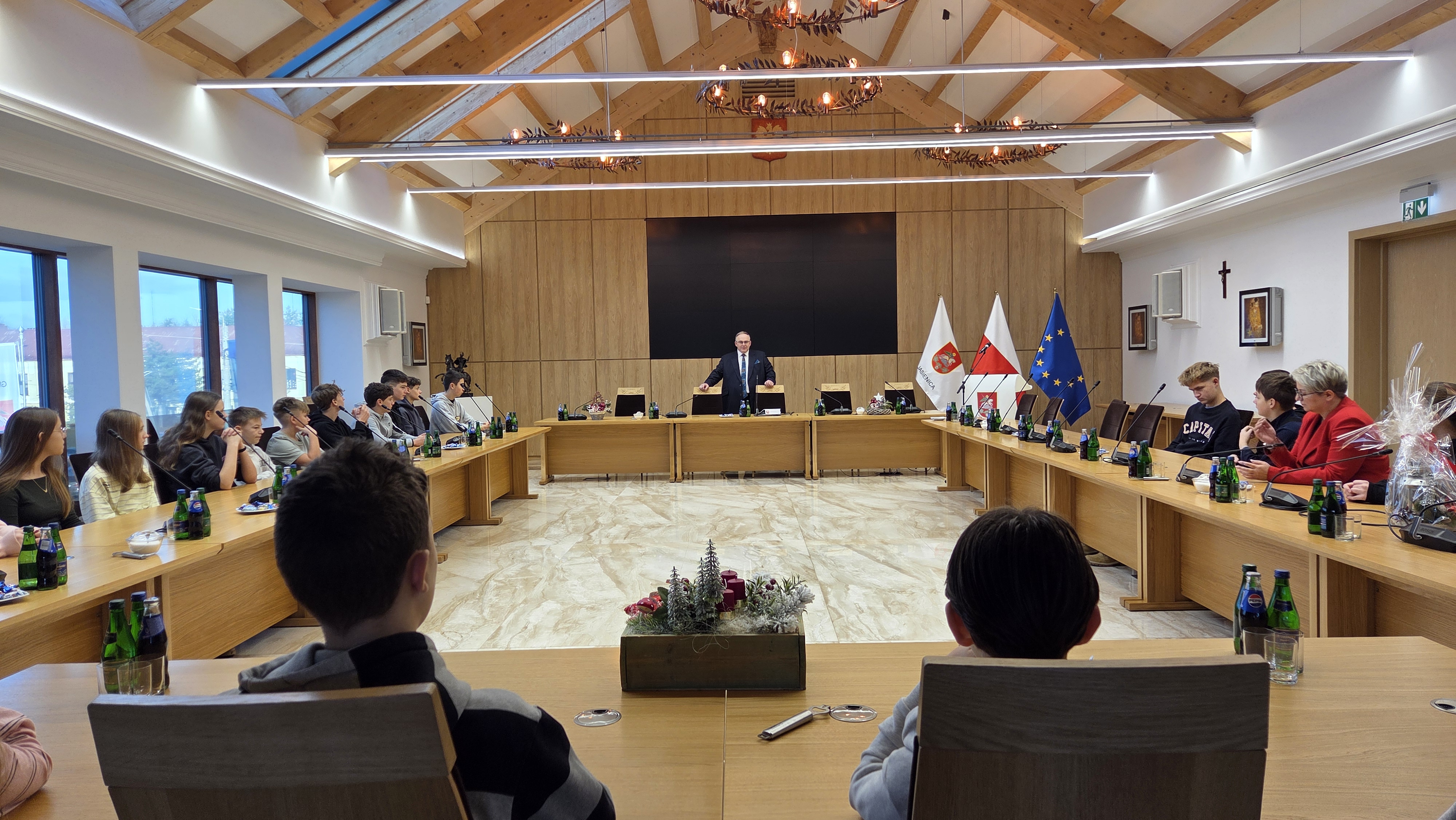 Spotkanie z uczniami na sali sesyjnej UGJ