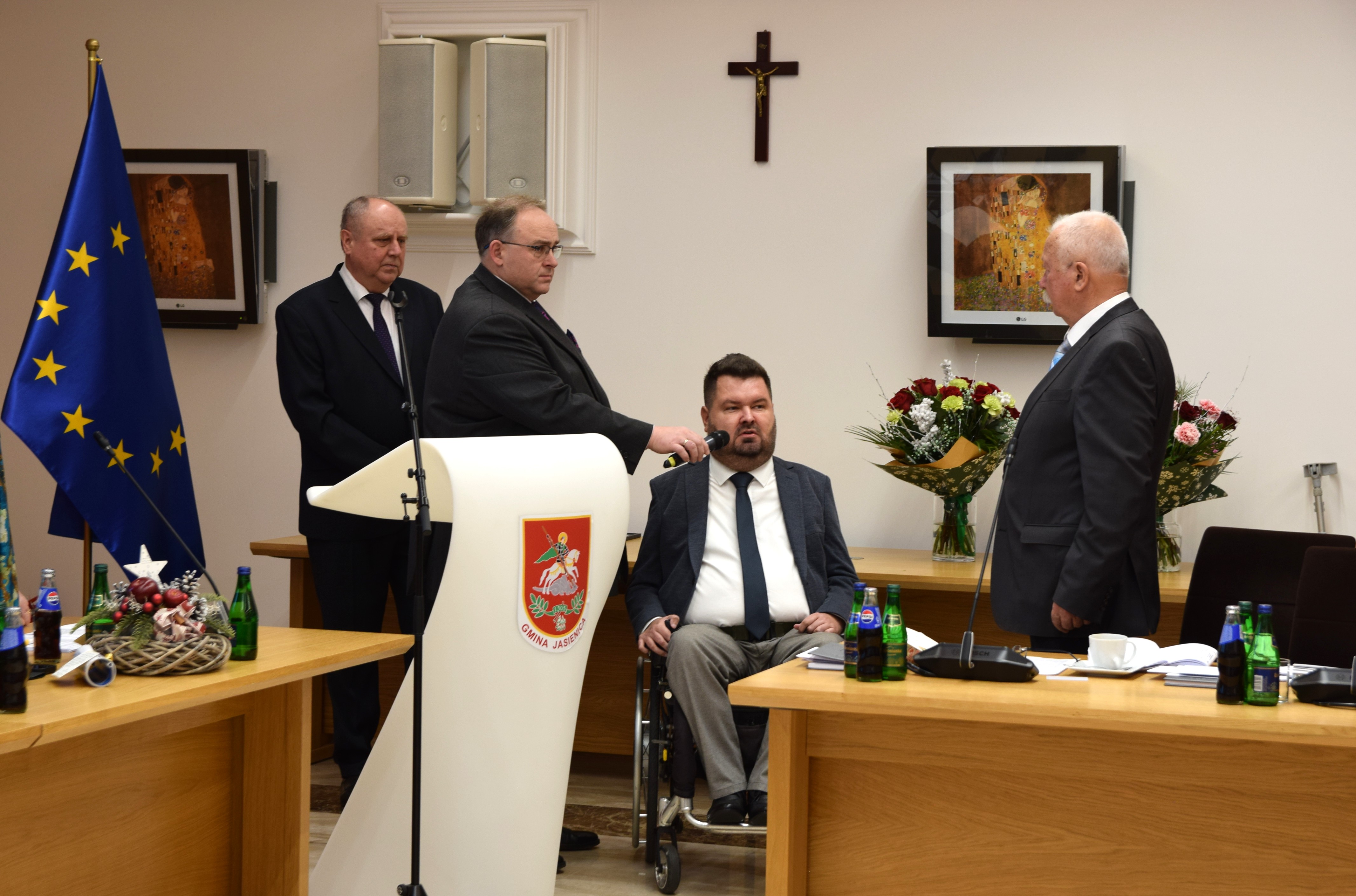 Sesja Rady Gminy na koniec roku, przemawia Damian Iskrzycki.