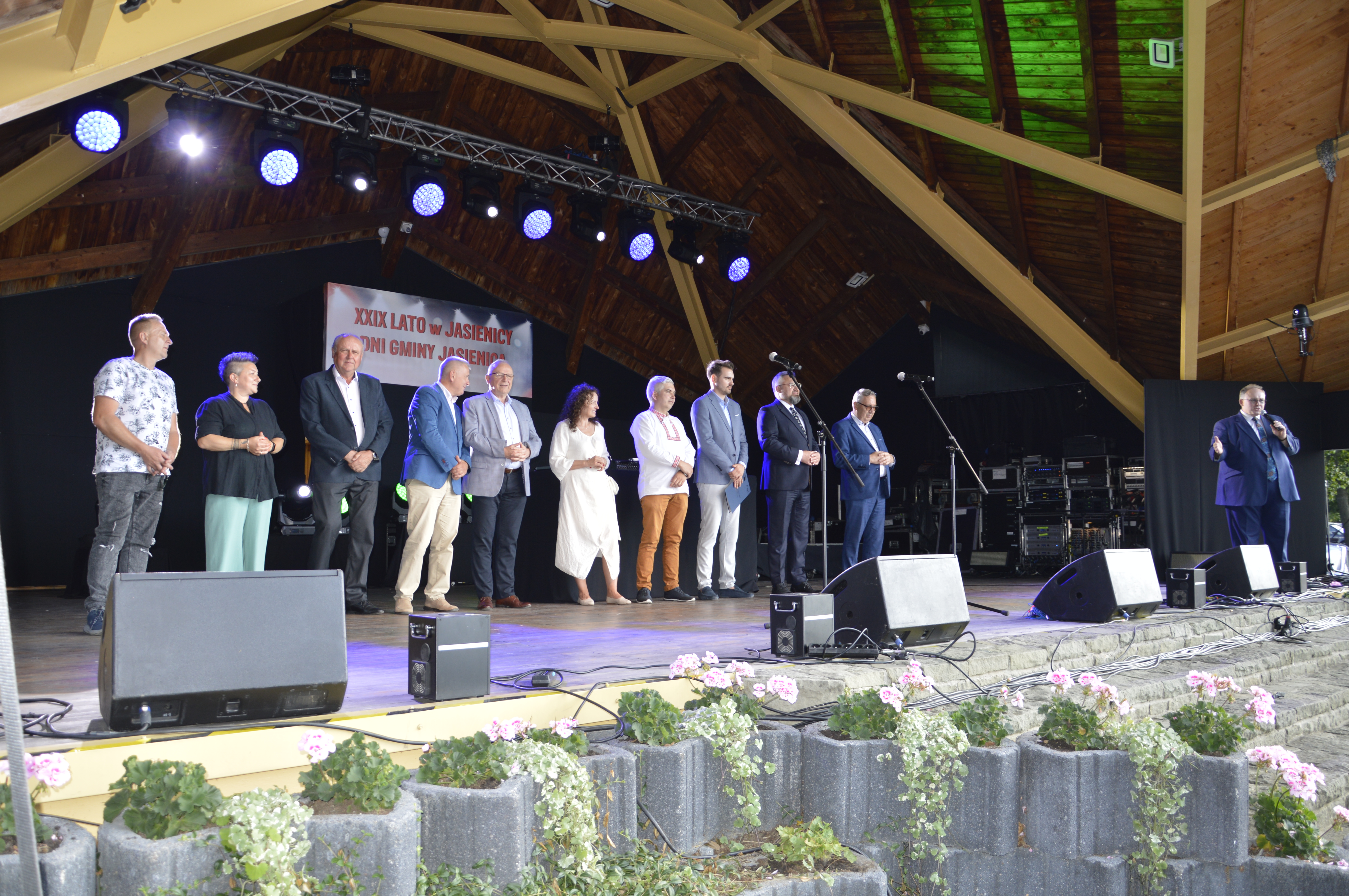 Zdjęcie obecnych Gości oraz Wójta Gminy Jasienica Janusza Pierzyny podczas Oficjalnego Otwarcia XXIX Edycji Lata w Jasienicy