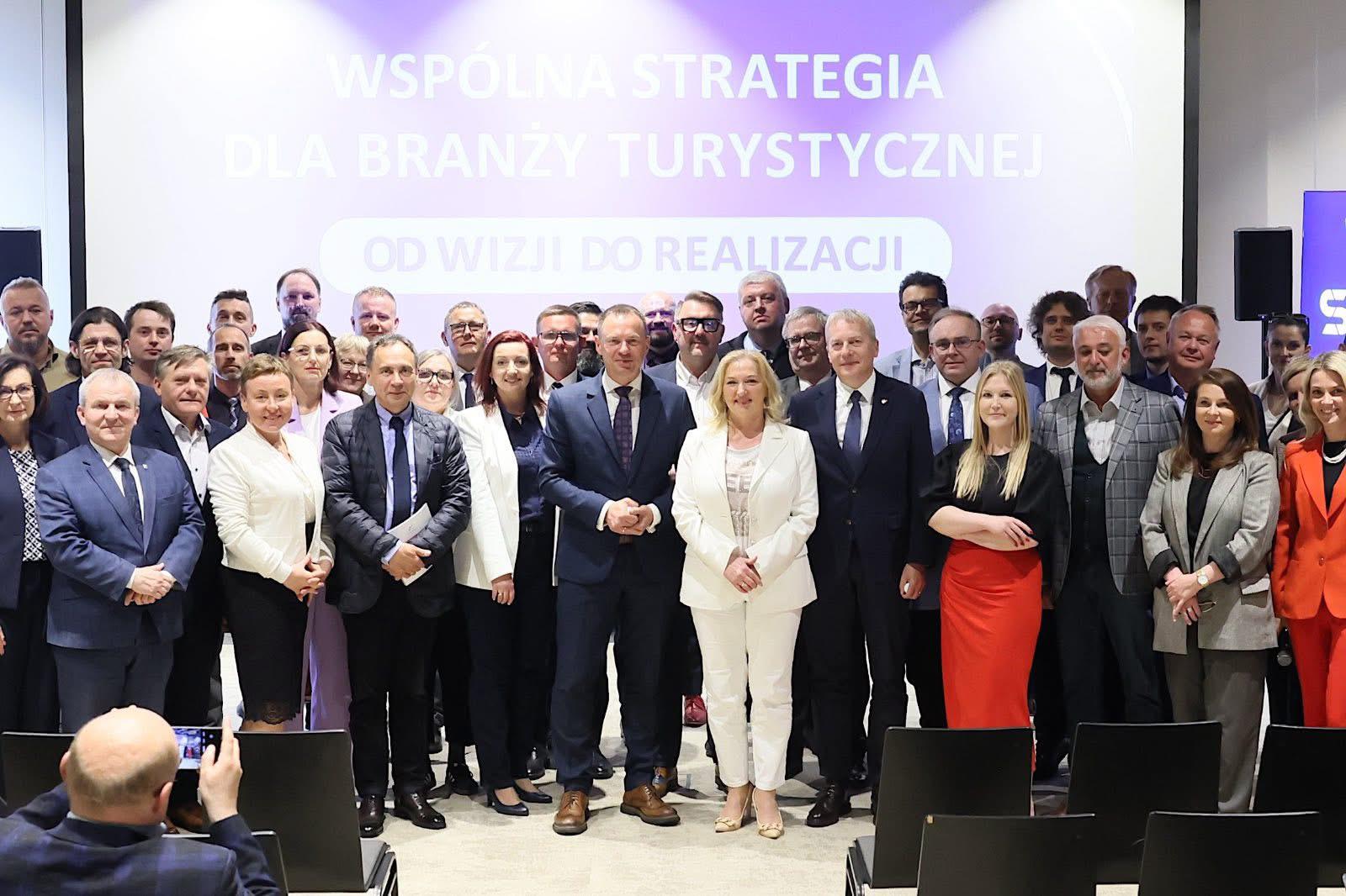 Zdjęcie uczestników spotkania w sprawie turystki