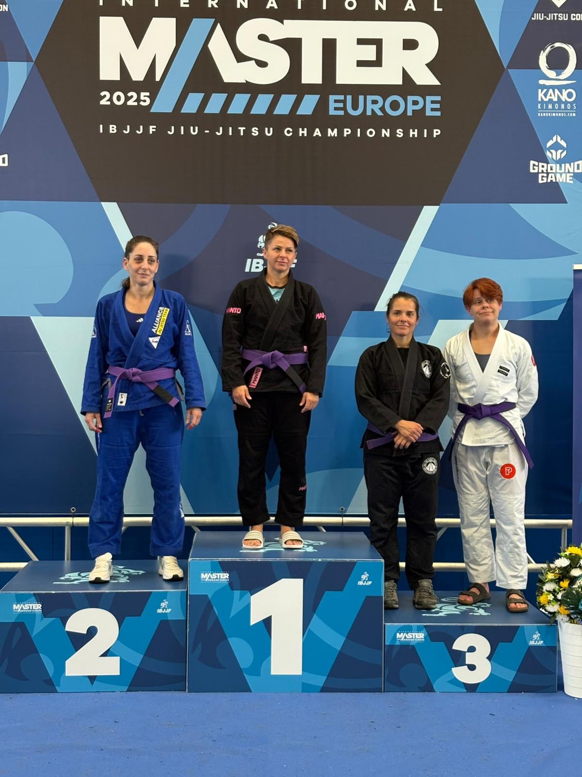 Monika Janos - złota medalistka turnieju BJJ w Hiszpani stojąca na podium wraz jej rywalkami