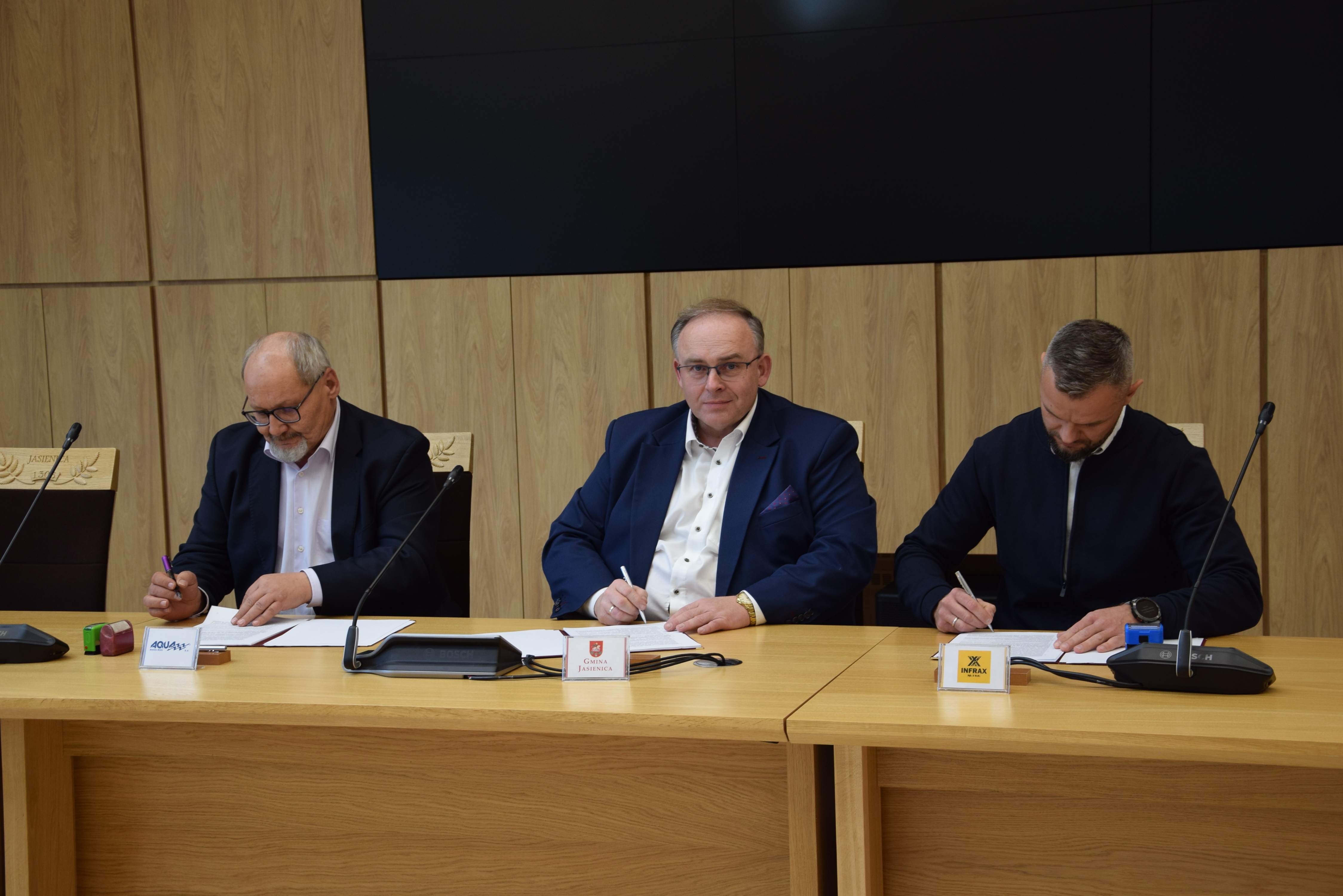 Umowę na modernizację ul. Astrów podpisał wójt Janusz Pierzyna (w środku) z prezesem Aquy Arkadiuszem Kocotem (z lewej) oraz Marcinem Cyganem, prezesem firmy Infrax.
