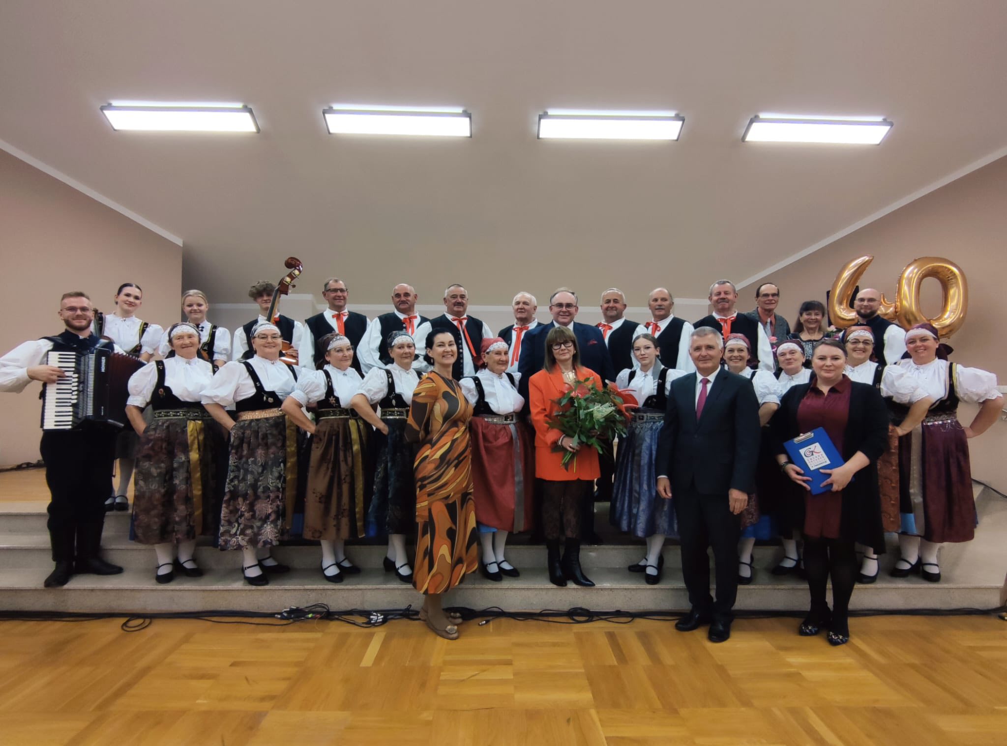 ZDJĘCIE Z UROCZYSTOŚCI 40-LECIA ZESPOŁU BIEROWIANIE