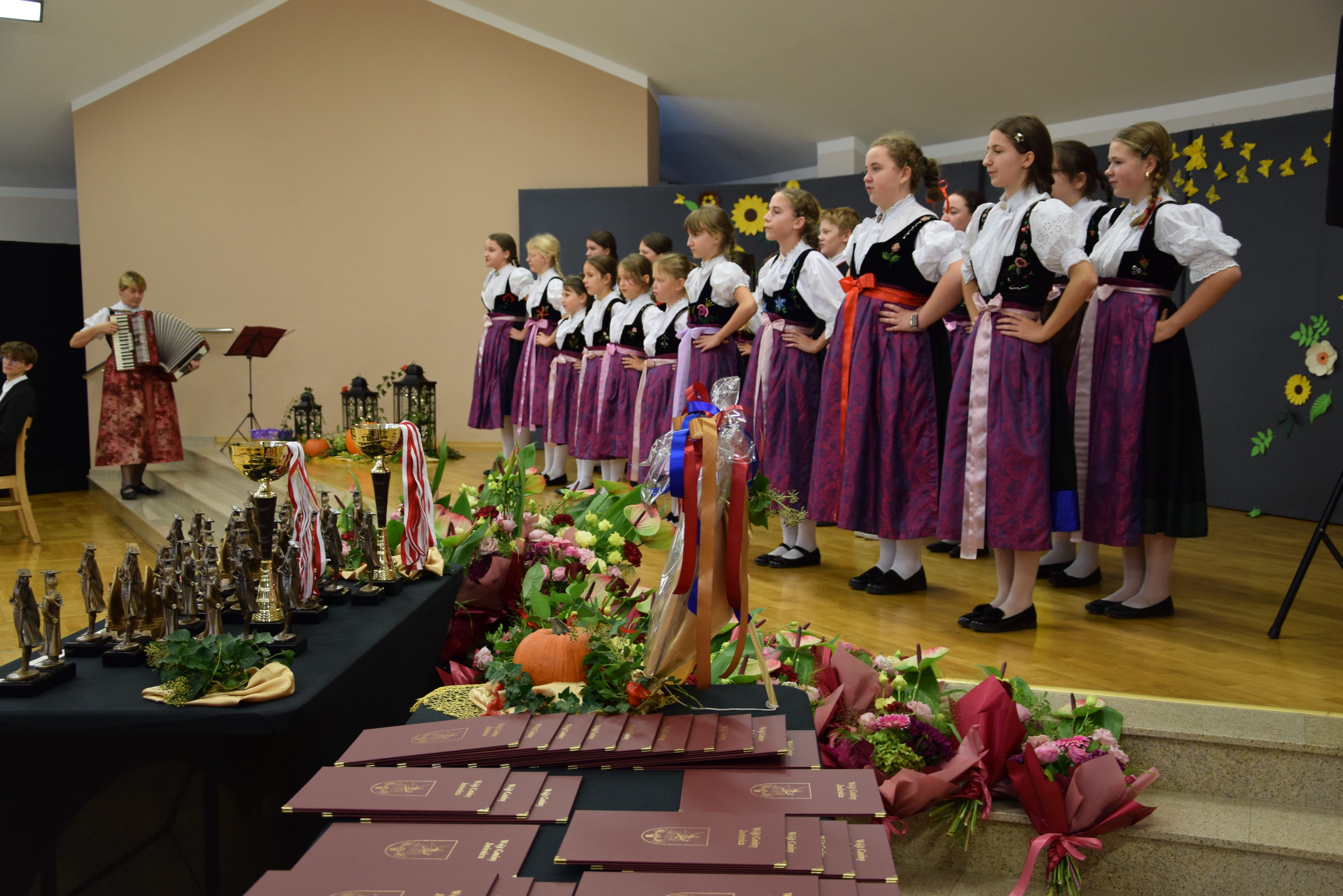 Występ zespołu Szwarne Dziecka z Zespołu Szkolno-Przedszkolnego w Iłownicy.