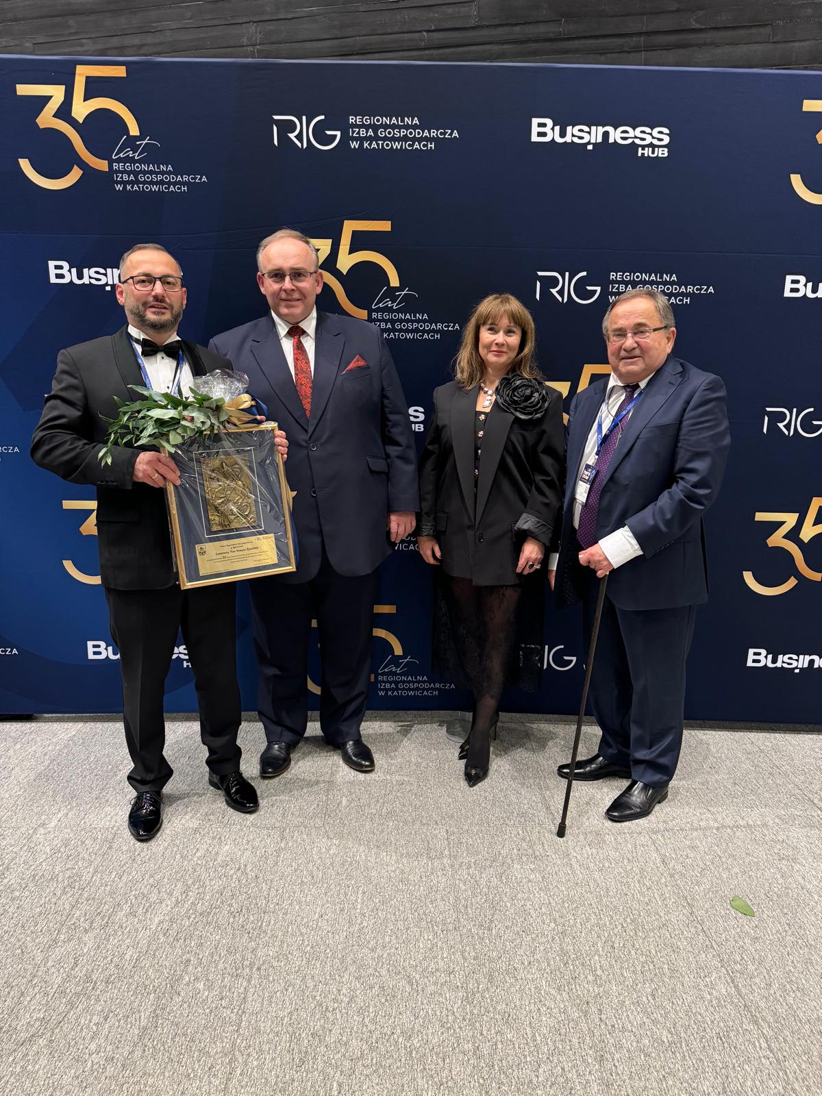 Z prawej prezes RiG, wójt z małżonką, honorowy Prezes Izby Tadeusz Donocik.