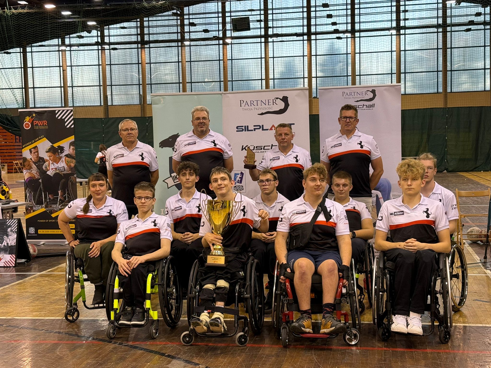 Drużyna Integracyjnego Klubu Sportowego „Jeźdźcy” Mikołów.
