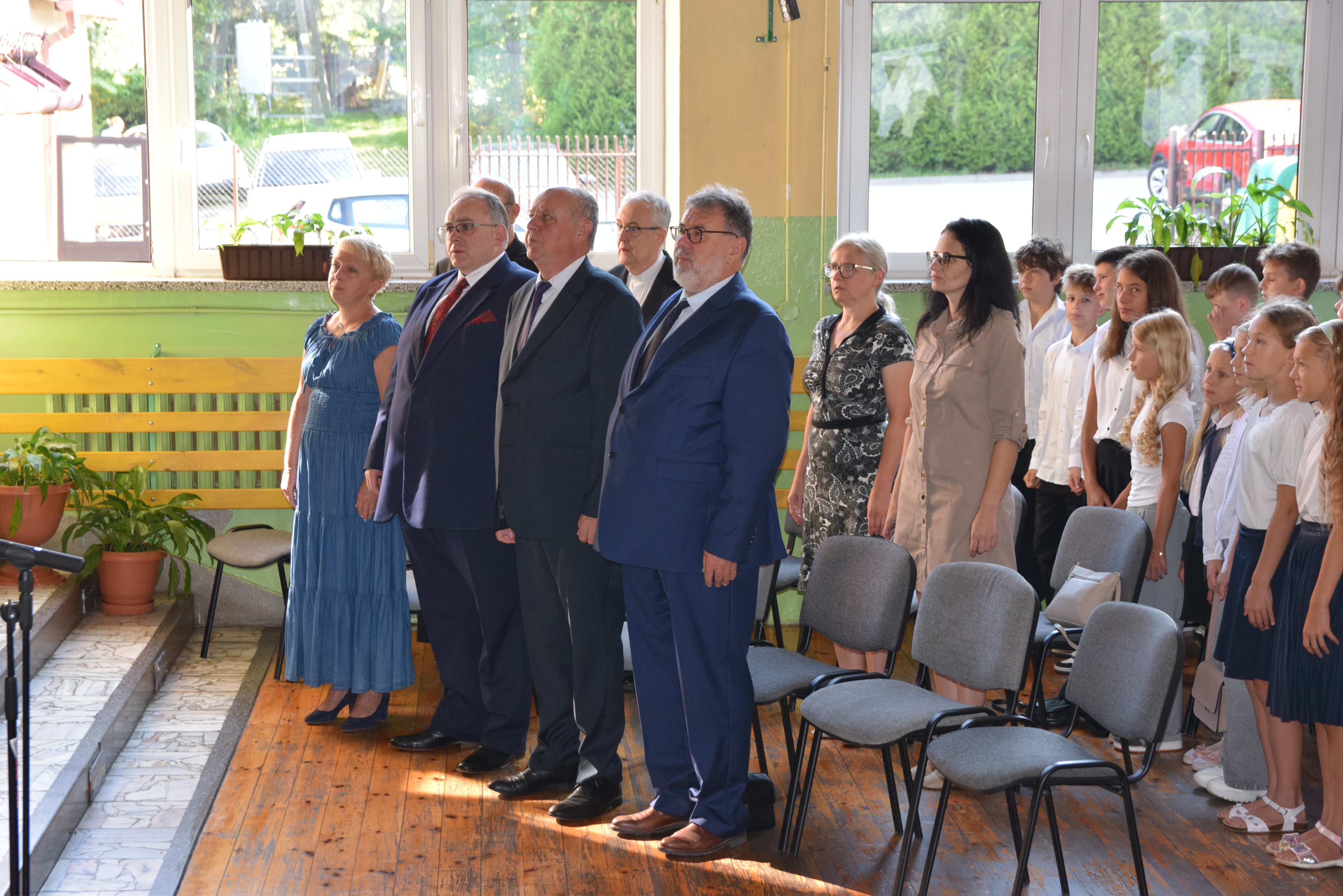 Goście przybyli na uroczystość rozpoczęcia roku szkolnego.