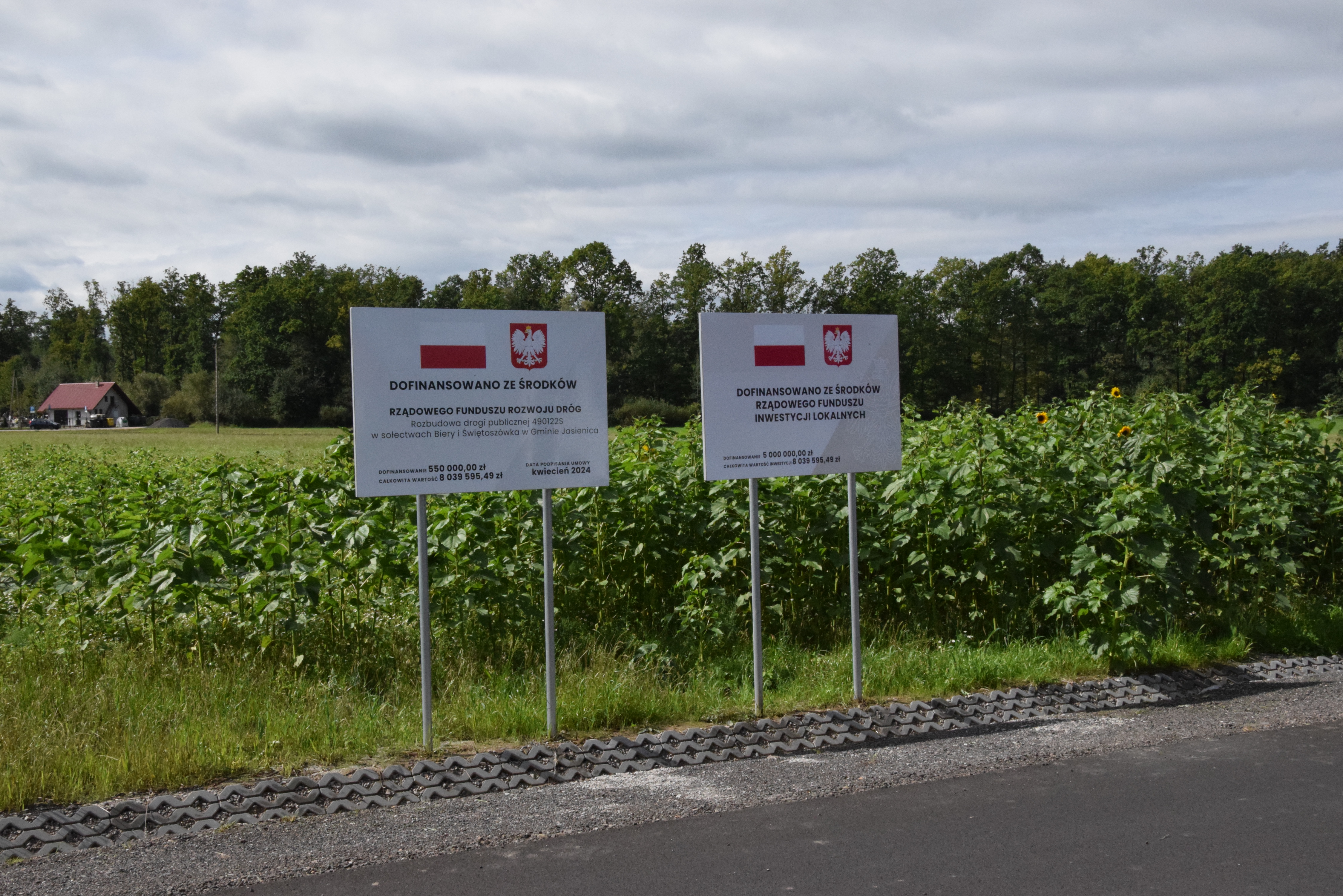 Tablice informacyjne nt. finansowania przebudowanej ul. Szkolnej, łączącej Biery i Świętoszówkę.