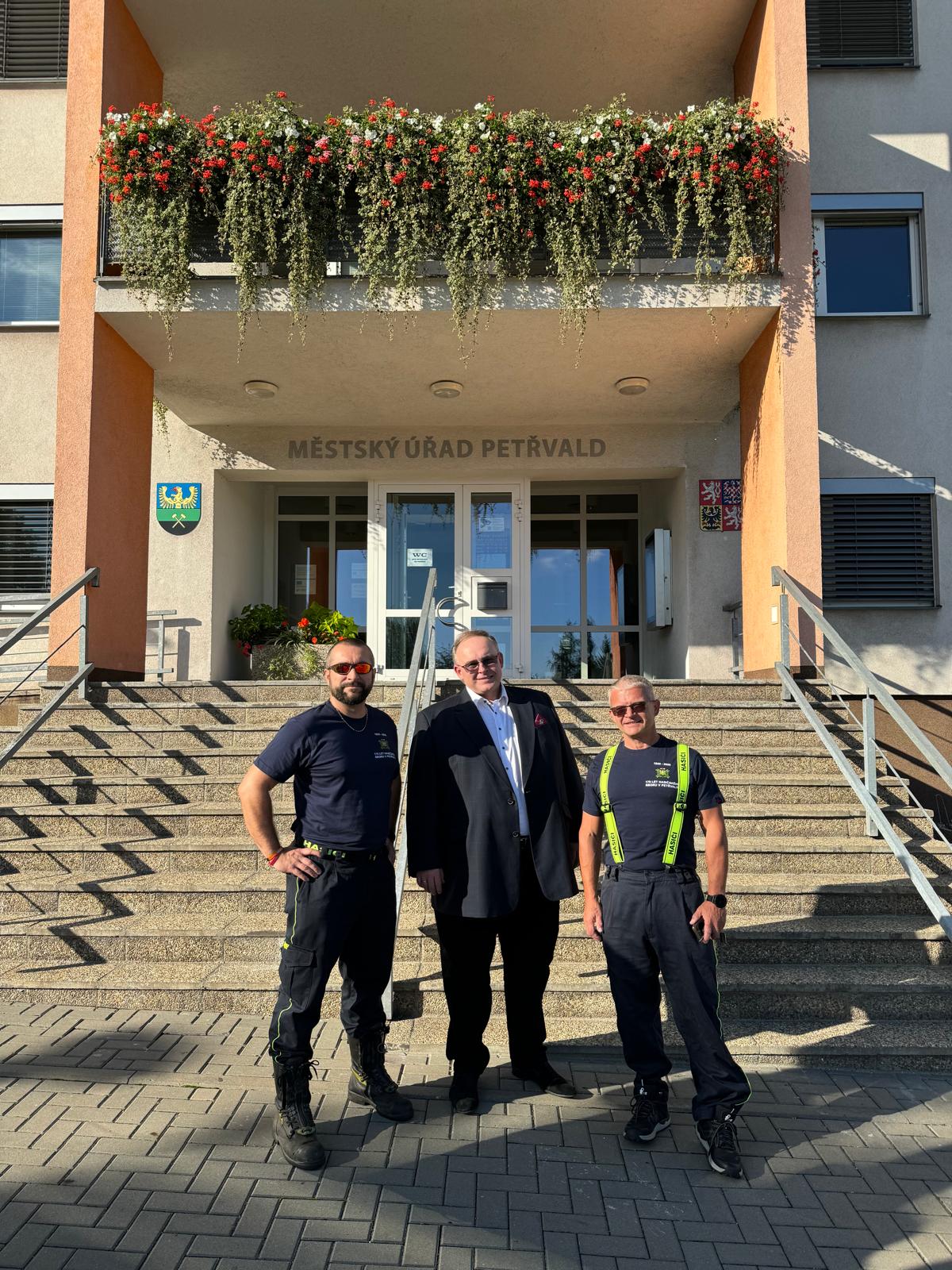 Przedstawiciele tutejszych jednostek z wójtem.