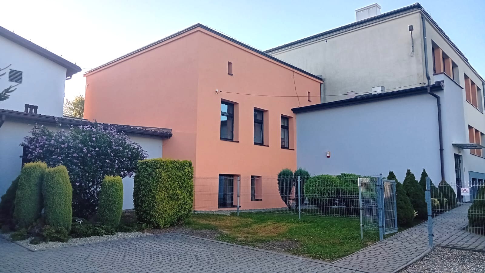 Remont elewacji w Wieszczętach.