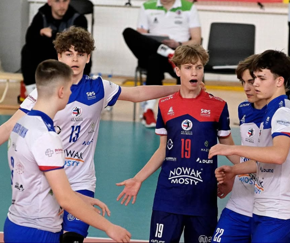 Michał Czech wraz z kolegami z drużyny podczas meczu.