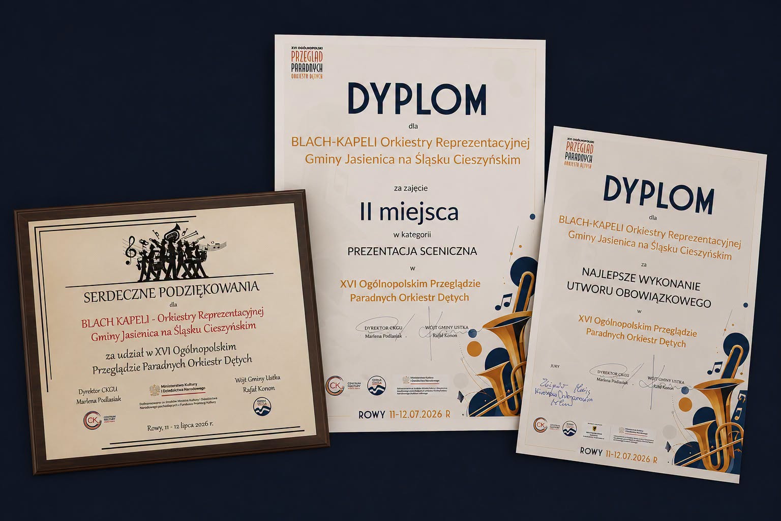 Trzy wyróżnienia dla Blach-Kapeli Orkiestry Reprezentacyjnej Gminy Jasienica na Śląsku Cieszyńskim. W centrum znajduje się dyplom za zajęcie II miejsca w kategorii prezentacja sceniczna podczas XVI Ogólnopolskiego Przeglądu Paradnych Orkiestr Dętych. Po prawej widoczny jest dyplom za najlepsze wykonanie utworu obowiązkowego, a po lewej oprawione podziękowanie za udział w wydarzeniu.