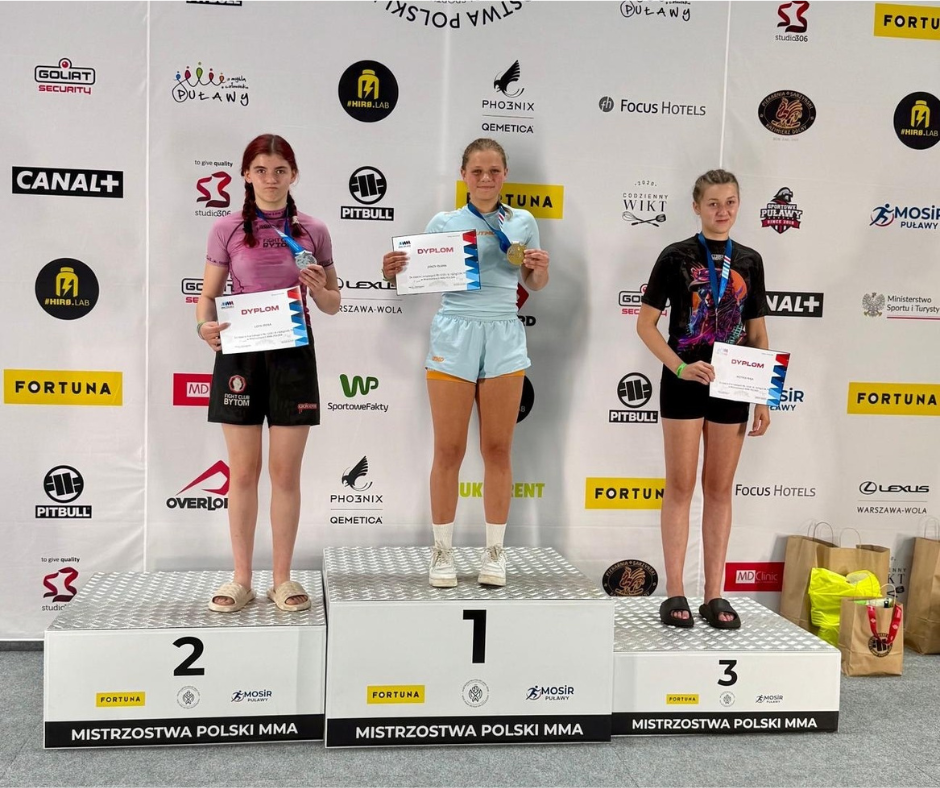 Oliwia Janos na podium mistrzostw.