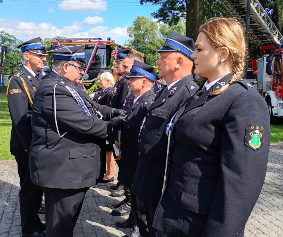 Wójt Gminy Jasienica nadaje odznaczenia podczas obchodów.