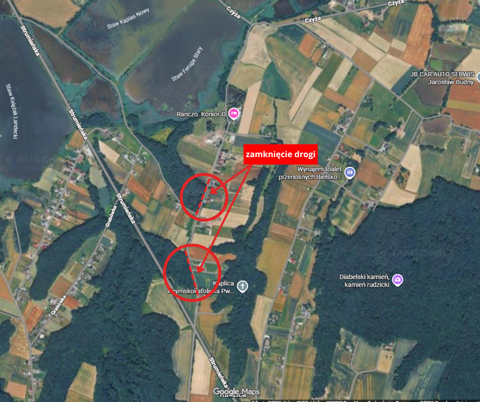 Mapa satelitarna przedstawiająca wiejski obszar z polami, lasami i drogami. Na czerwono zaznaczono dwa zamknięte odcinki dróg, oznaczone przerywanymi czerwonymi liniami i opisami „ZAMKNIĘCIE DROGI”.