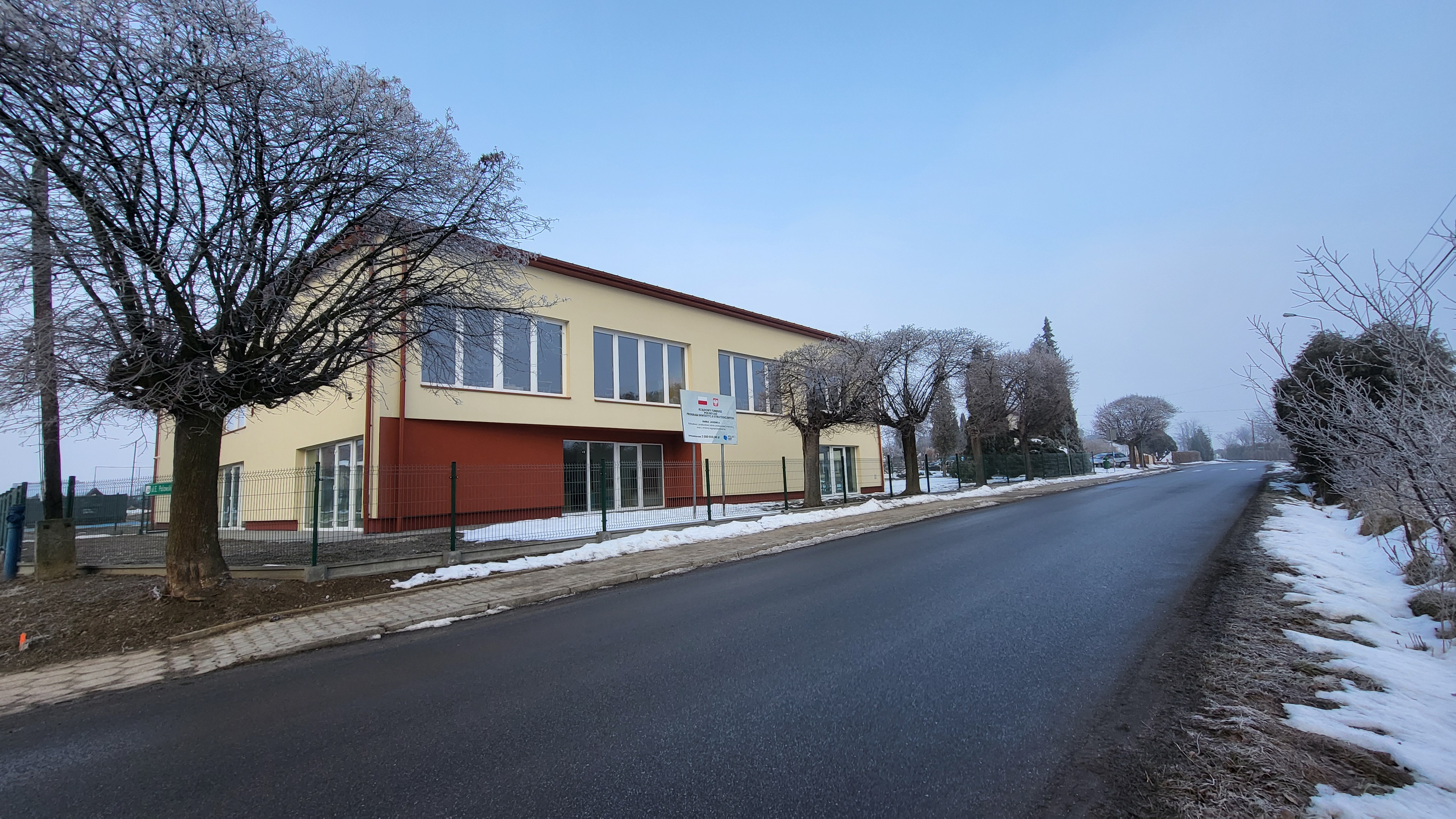 Rozbudowana szkoła w Iłownicy.