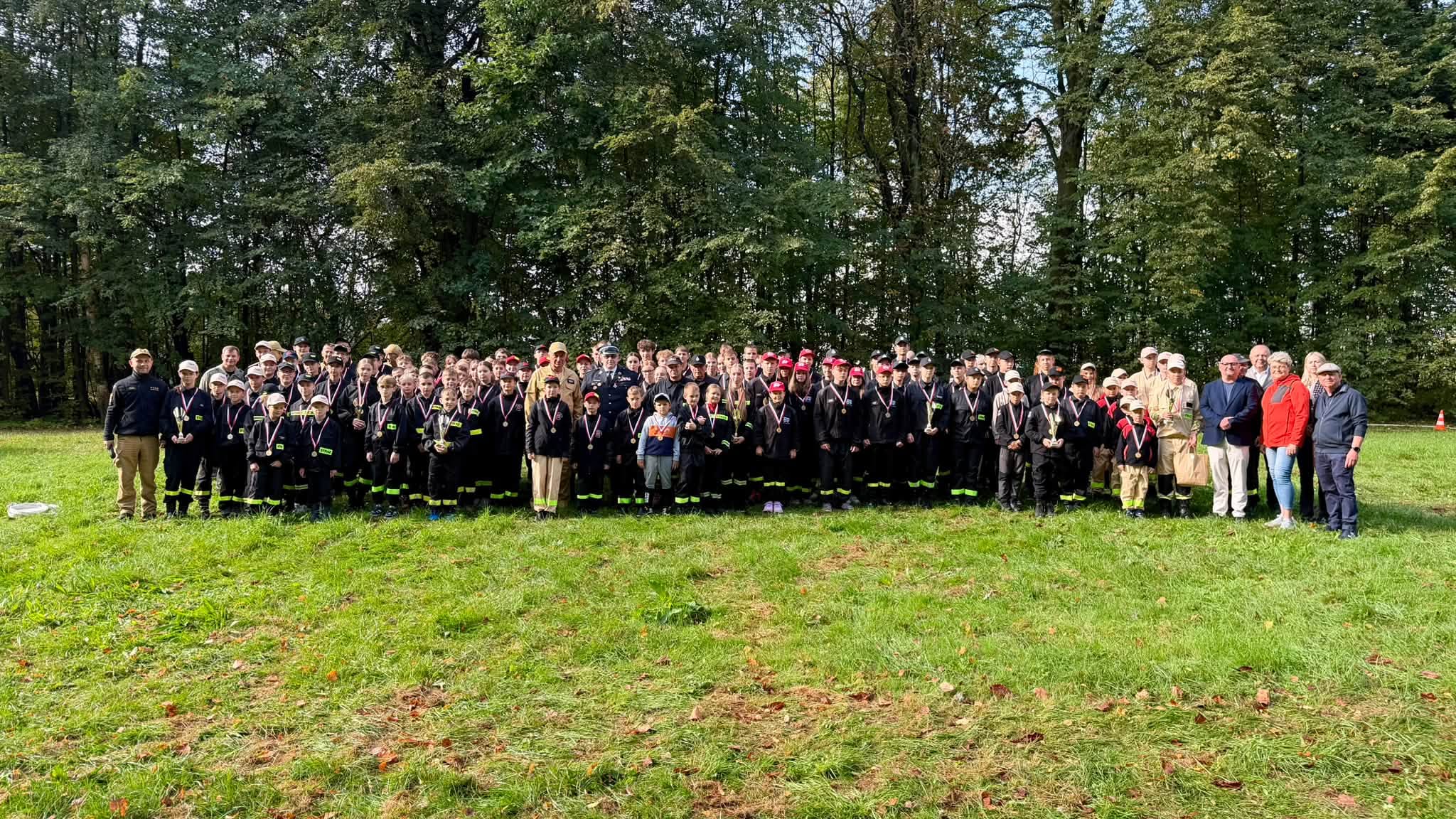 Grupowe zdjęcie wszystkich uczestników manewrów. 