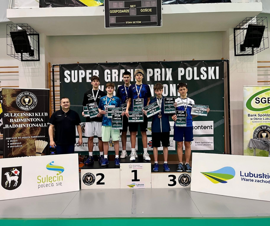 Maksymilian Pawlik na podium.